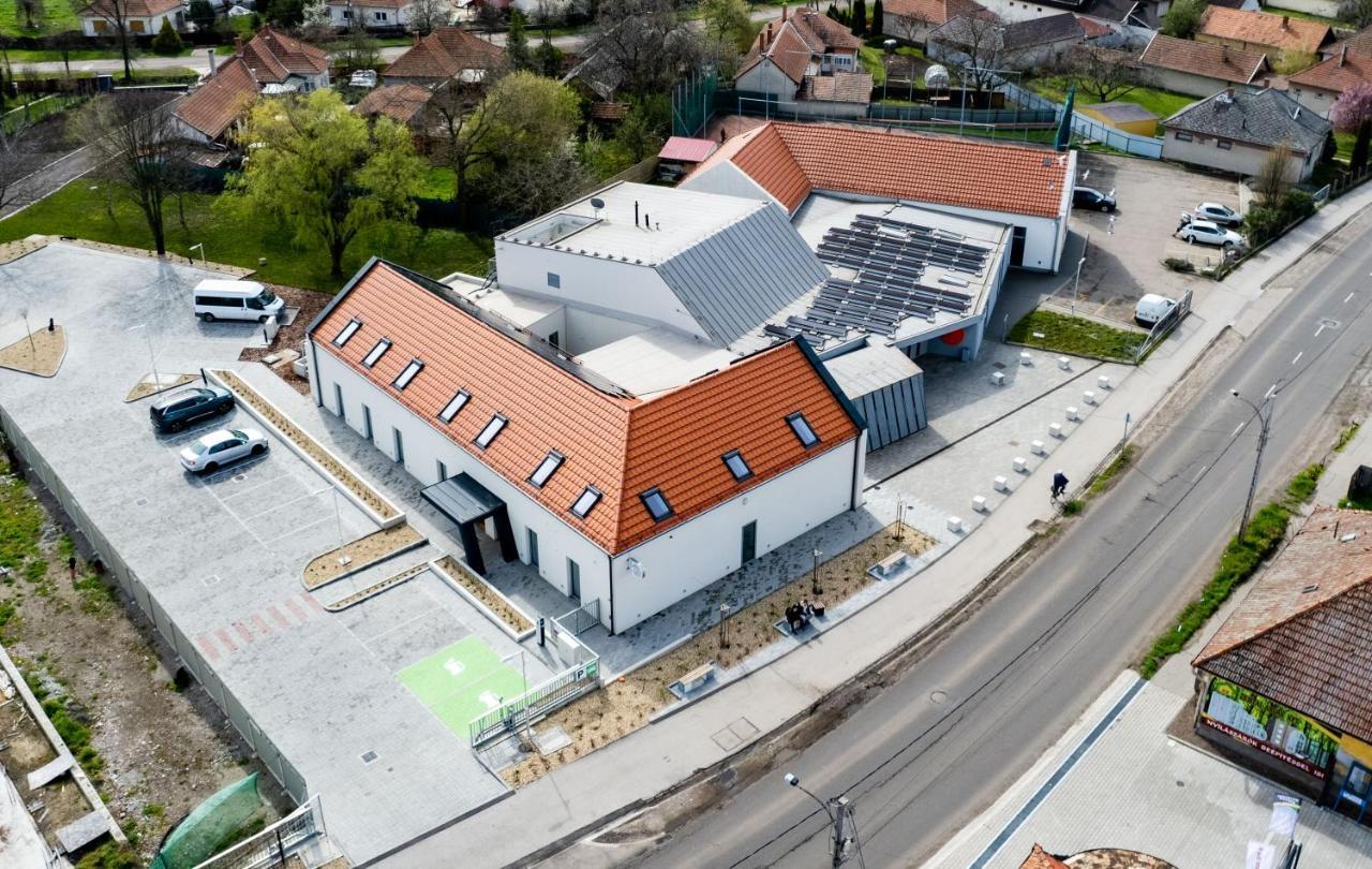 Eleven Business & Sport Hotel Jaszarokszallas Luaran gambar