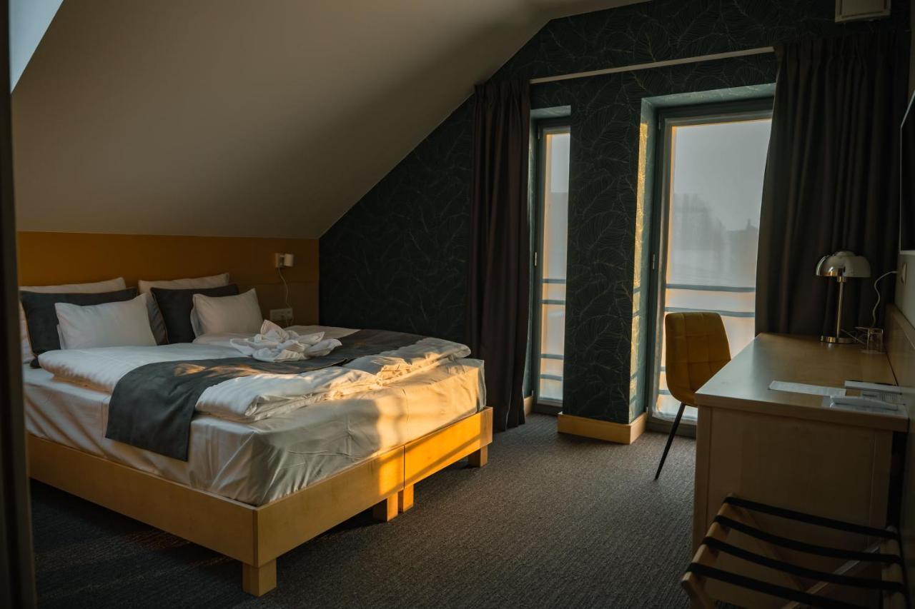 Eleven Business & Sport Hotel Jaszarokszallas Luaran gambar