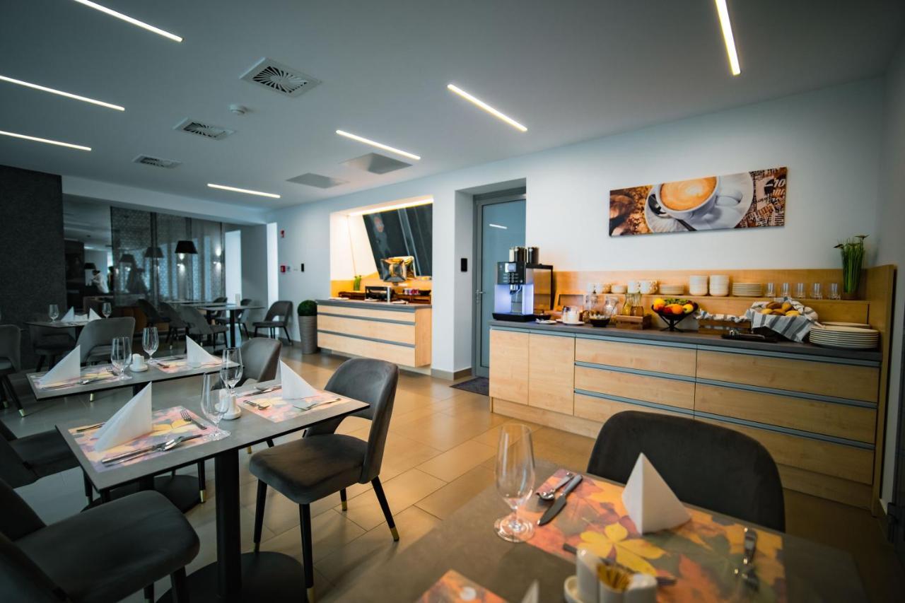Eleven Business & Sport Hotel Jaszarokszallas Luaran gambar