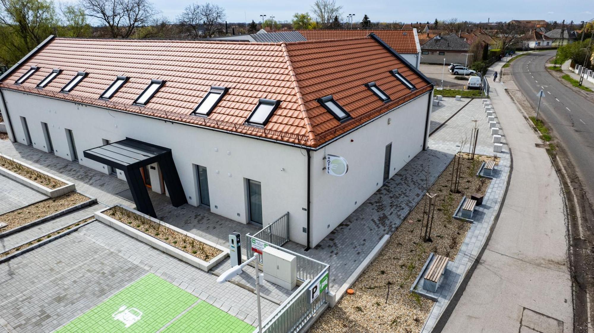 Eleven Business & Sport Hotel Jaszarokszallas Luaran gambar