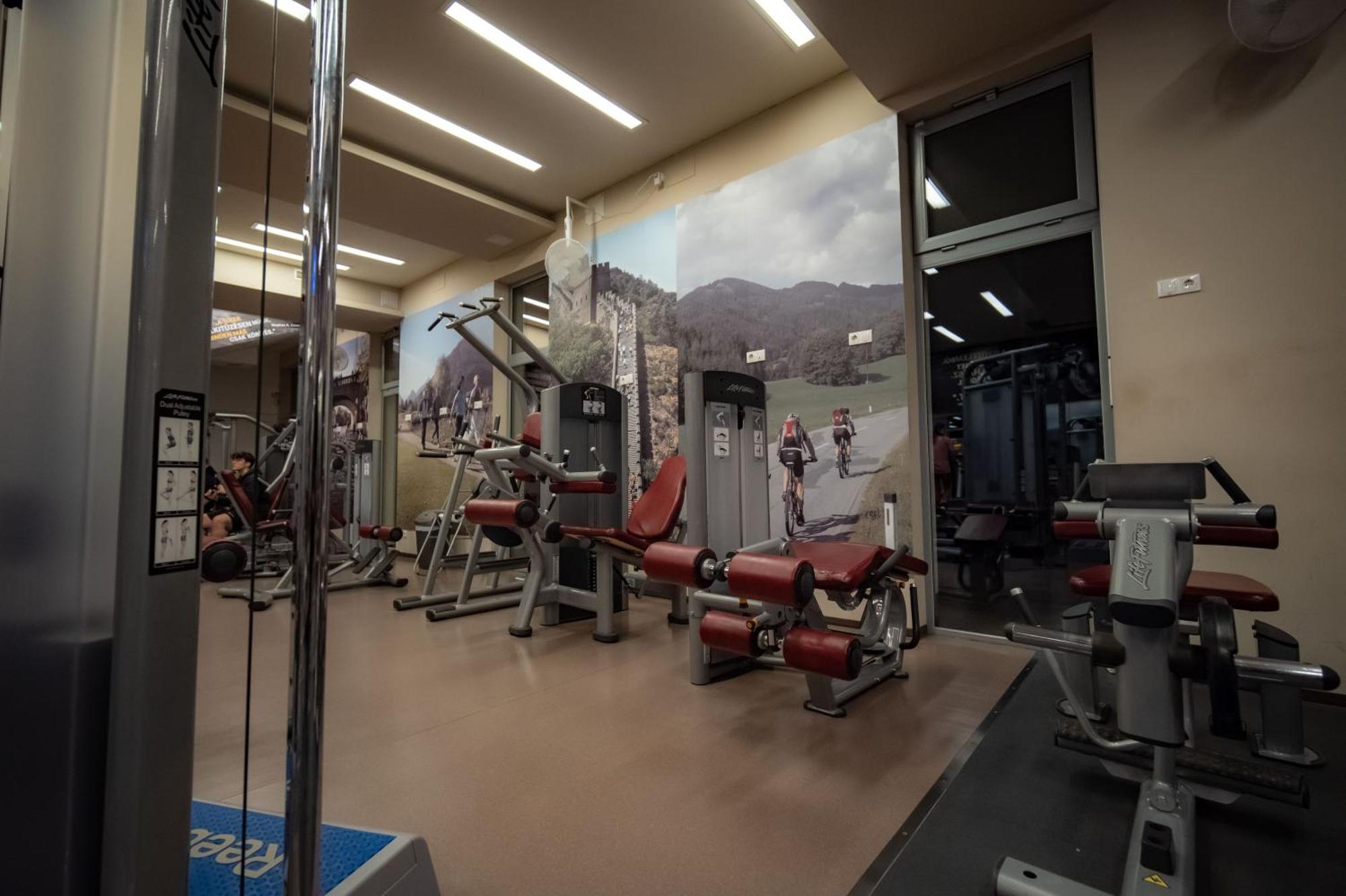 Eleven Business & Sport Hotel Jaszarokszallas Luaran gambar